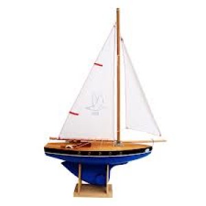 Voilier en bois navigable sur bassin,  coque de couleur bleue, voile blanche, fabriqué en France, 30 cm